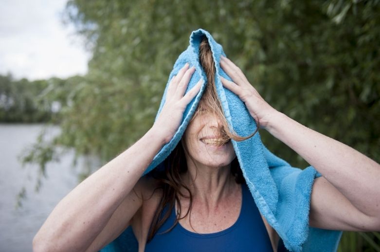 Toalla de microfibra ligera para actividades outdoor, colgada en un campamento en la sierra peruana.