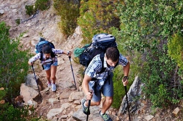 Cómo elegir tus bastones de trekking y cómo usarlos bien