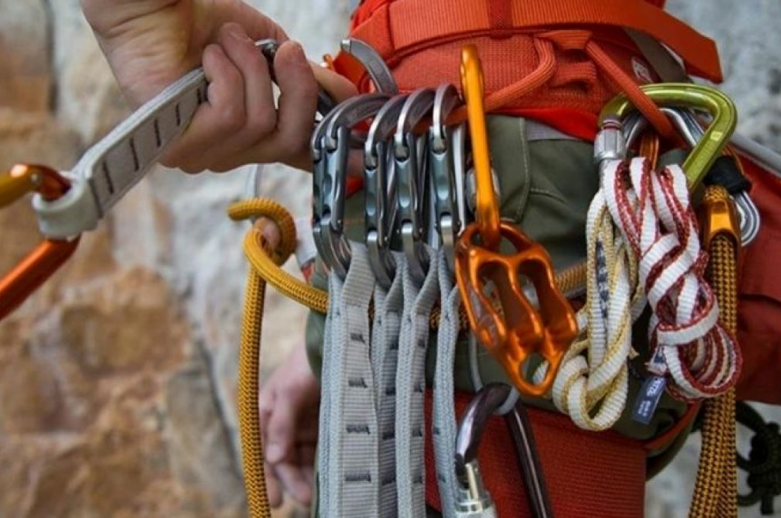 Equipo básico de escalada